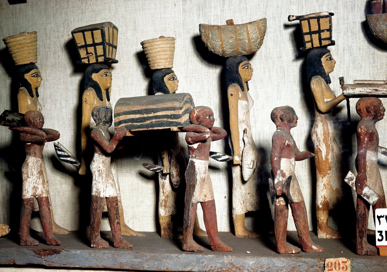 Egyptský antiquite: sochařská skupina z malovaného dřeva představující služebníky nesoucí obětiny zemřelému. Káhira, Egyptské muzeum od Egyptian Egyptian