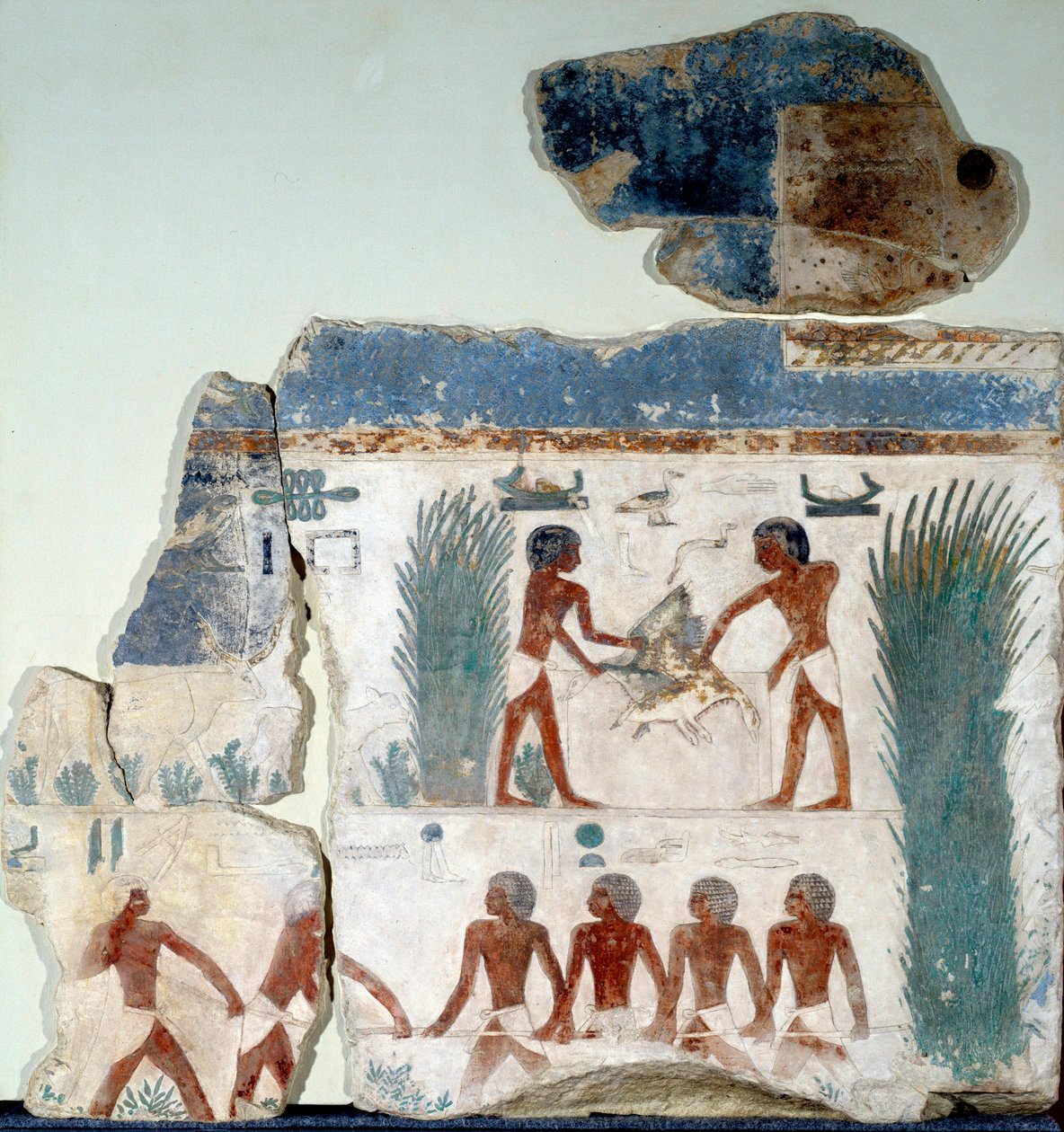 Egyptský starověk: začátek léta. Ptáci jsou zabiti dvěma rolníky. Detail malované vápencové fresky ze slunečního chrámu Abu Gurob. Berlín, Egyptské muzeum od Egyptian Egyptian