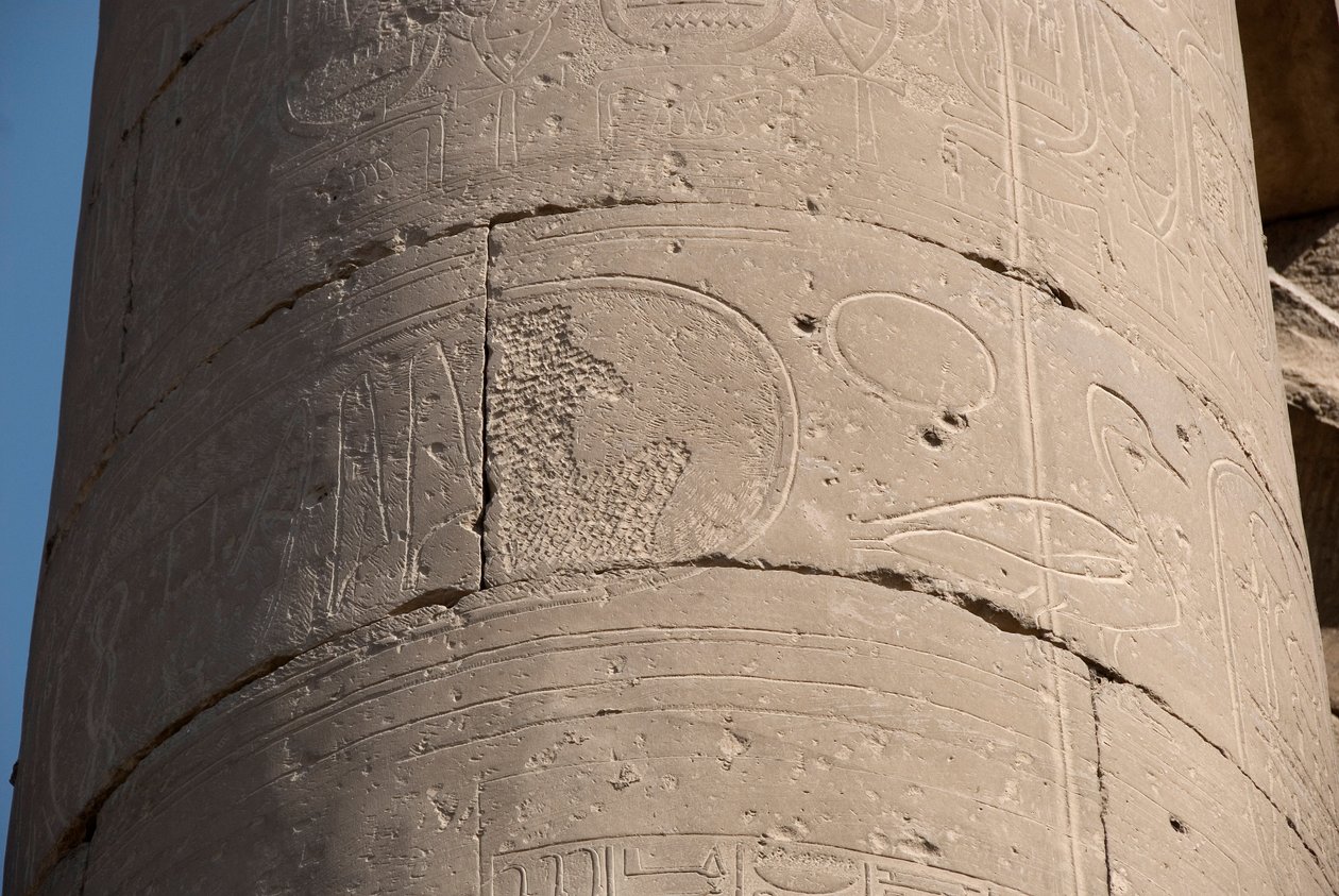 Egyptský starověk: detail sloupu s nábojnicí vymazanou kvůli „damnatio memoriae“, vymazání nábojnic některých faraonů, které jejich nástupci považovali za kacířské, Chrám Luxor. Východní břeh (Théby), Egypt od Egyptian Egyptian