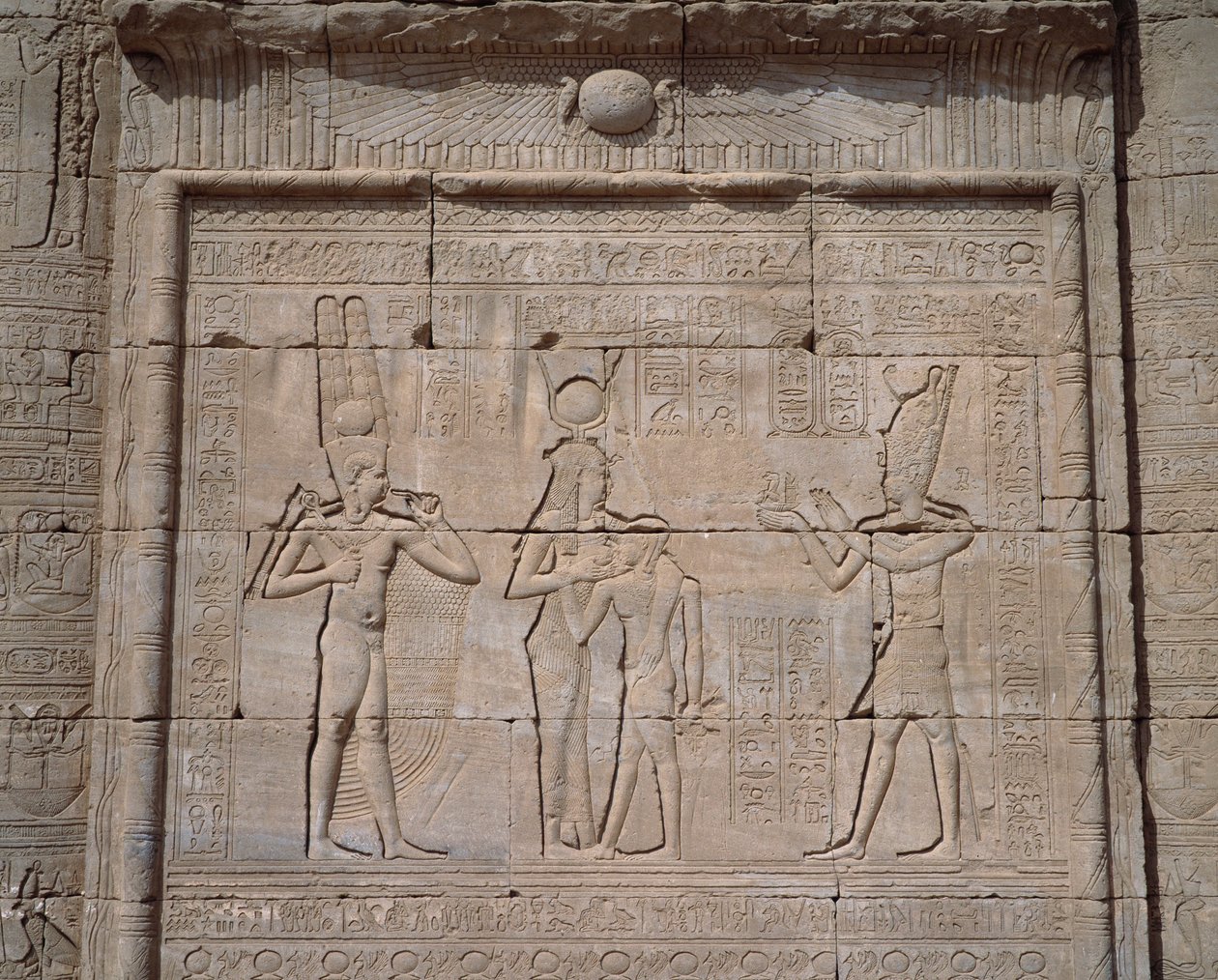 Egyptský starověk: pohled na nízké reliéfy chrámu bohyně Hathor v Dendeře od Egyptian Egyptian