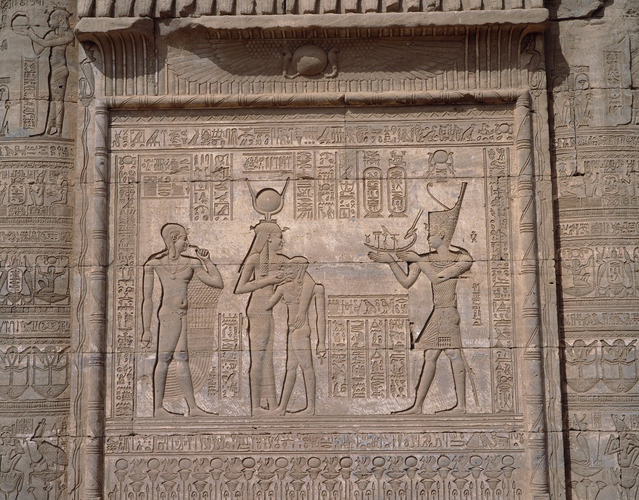 Egyptský starověk: pohled na nízké reliéfy chrámu bohyně Hathor v Dendeře od Egyptian Egyptian
