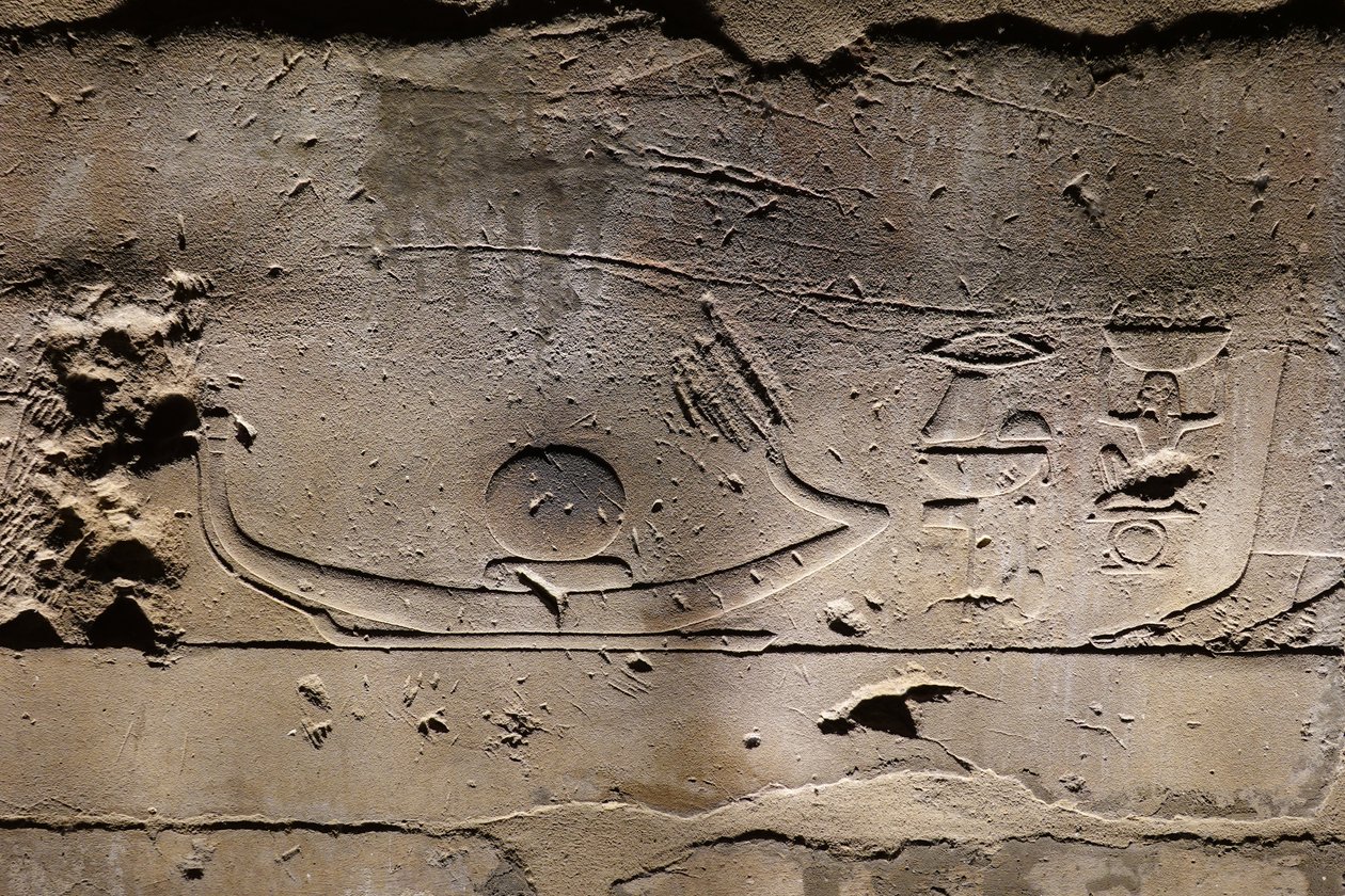 Re se pohybuje na sluneční lodi, Luxorský chrám (reliéf) od Egyptian Egyptian