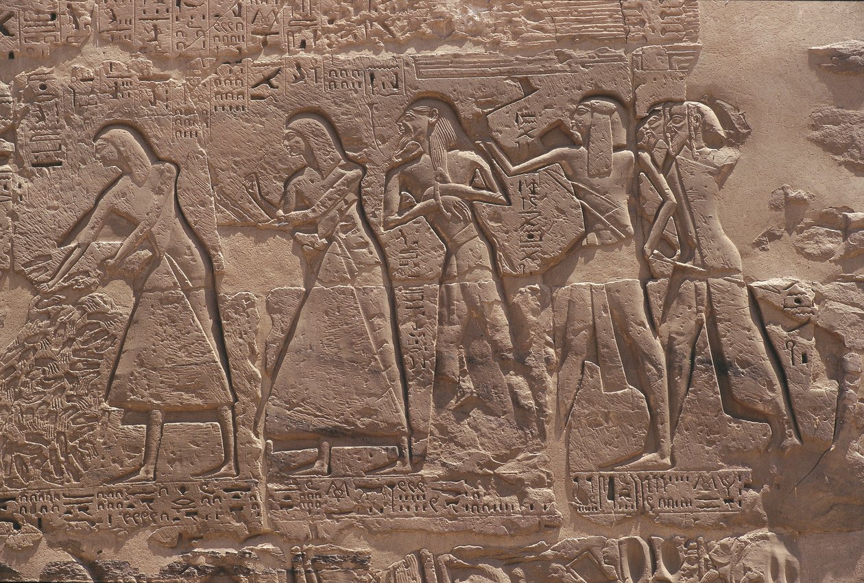 Reliéf písaře a zajatce v opevněném chrámu Ramsese III. v Medinet Habu od Egyptian Egyptian