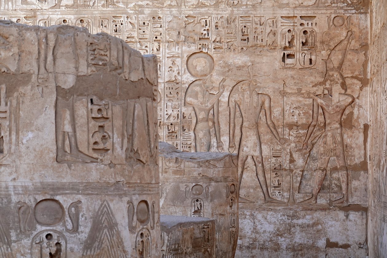 Vládce Horního Egypta přináší oběť Raovi a Knoumovi, Hořův chrám, Edfu od Egyptian Egyptian