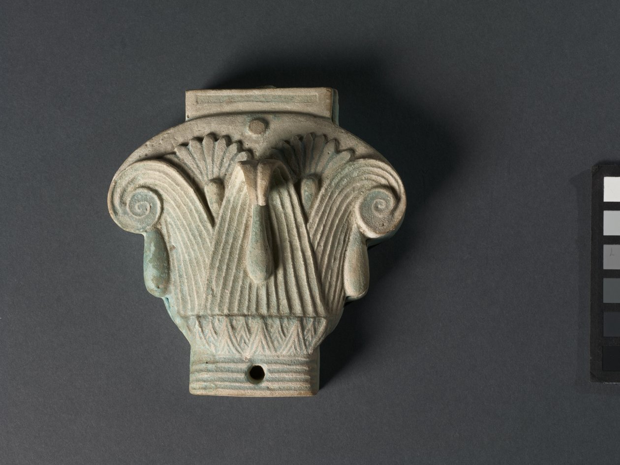 Krabice (Pyxis) ve formě složeného kapitálu, 305-30 př.nl (bledá modrá fajáns červenka) od Egyptian Ptolemaic Period