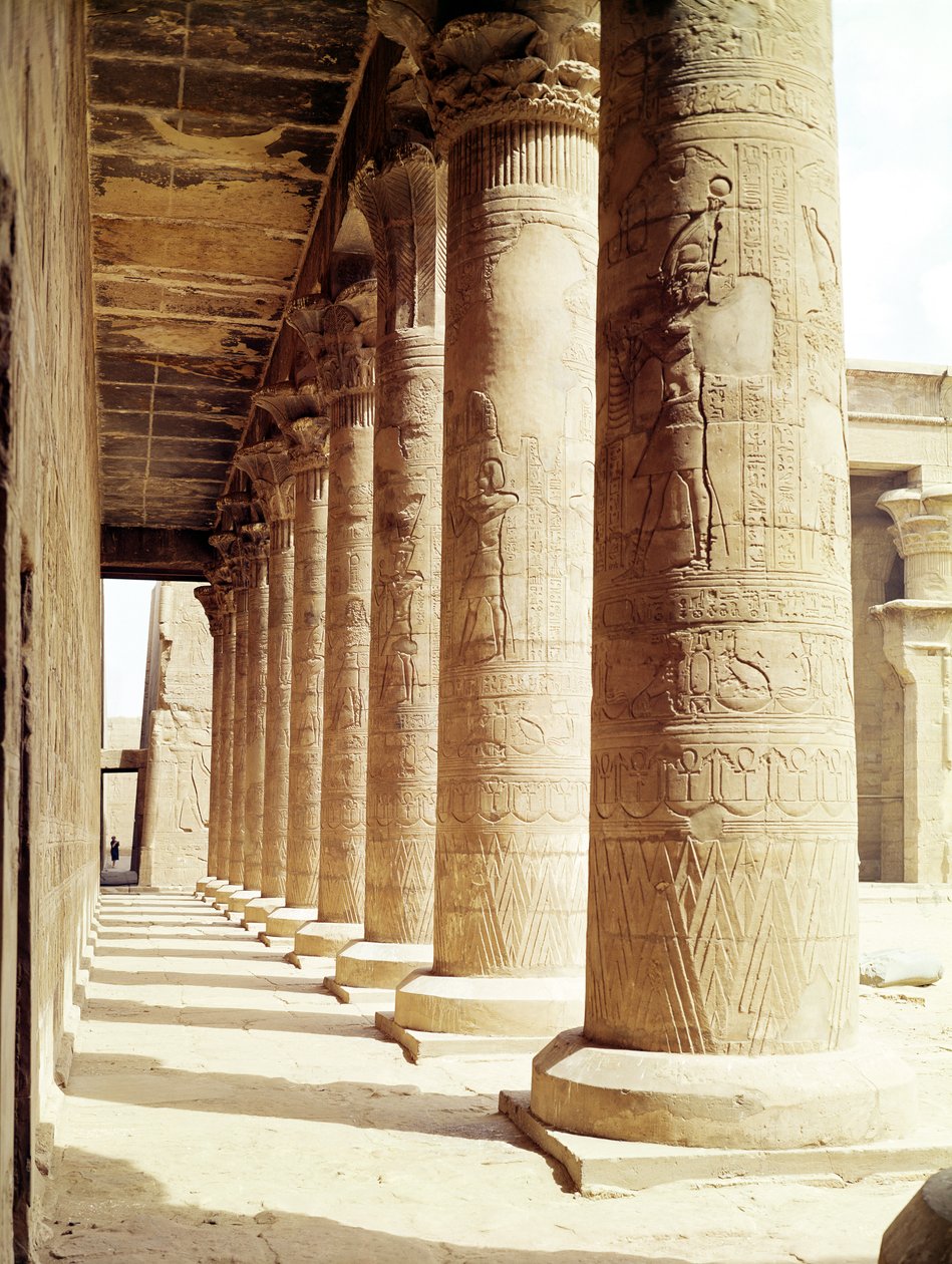 Sloupce v Pronaos (Hypostyle Hall) Chrámu Hóra od Egyptian Ptolemaic Period