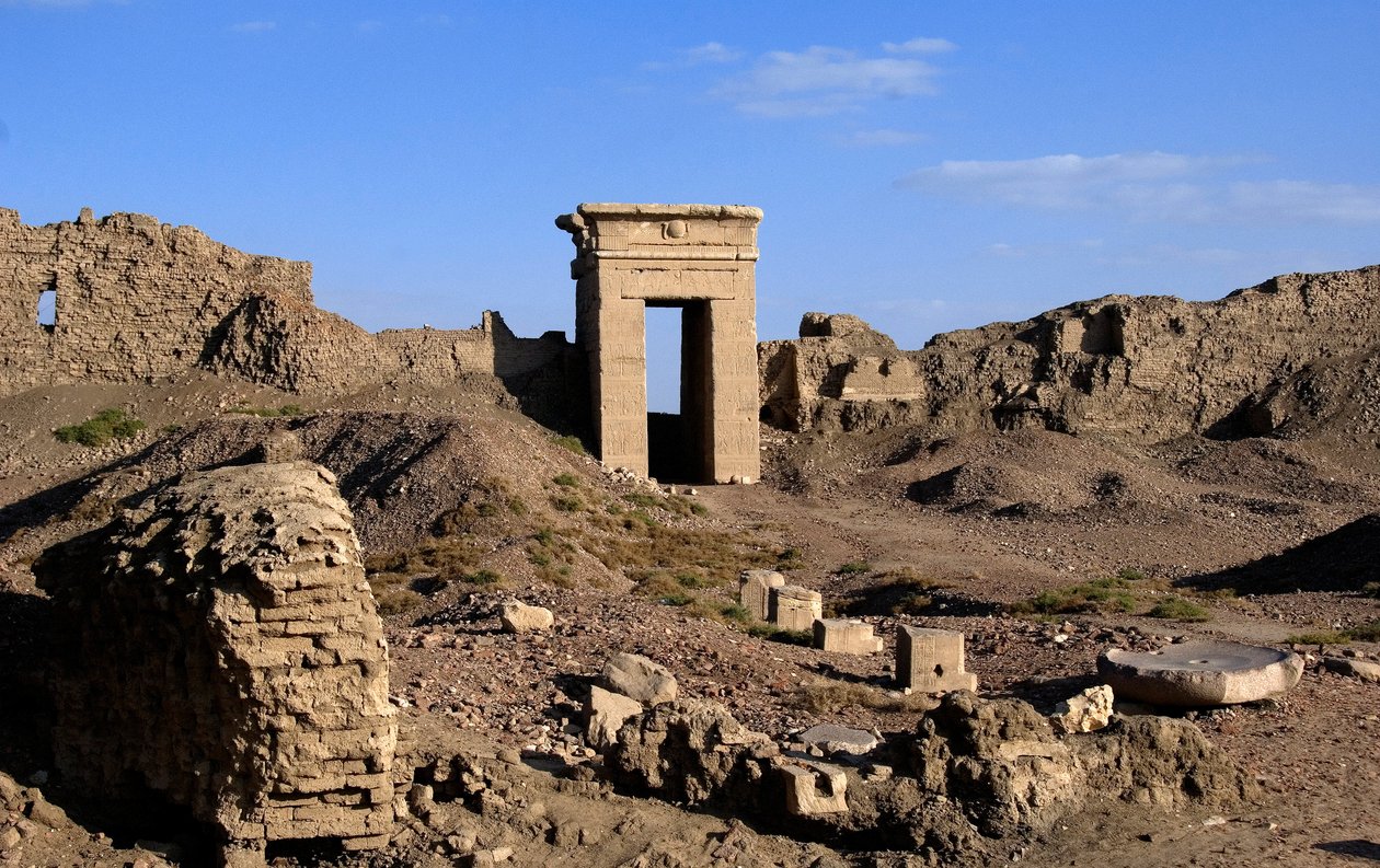 Egyptský starověk: Pohled na oblouk severní brány, chrám Hathor, Dendera, Egypt od Egyptian Ptolemaic Period