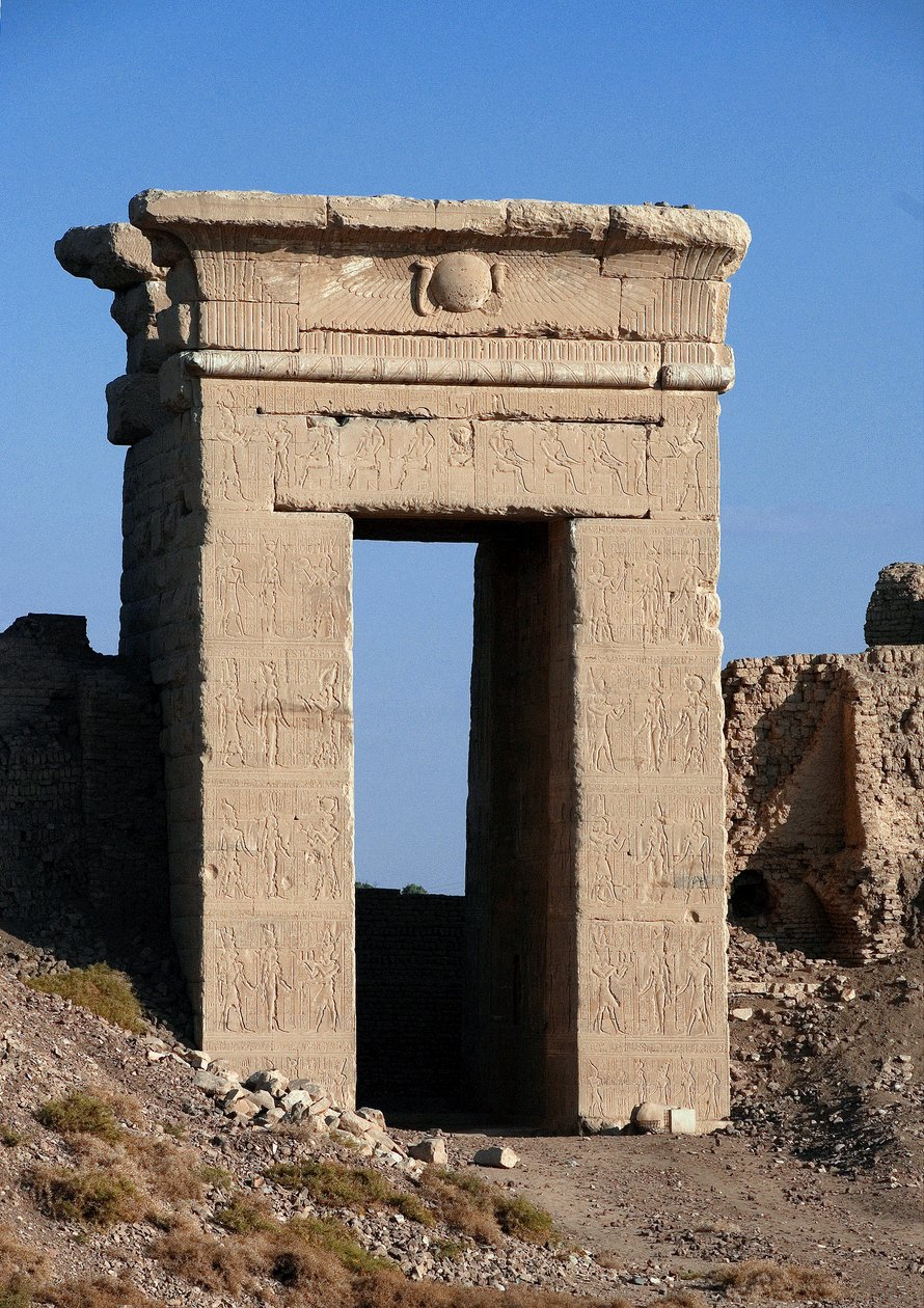 Egyptský starověk: Pohled na oblouk severní brány, chrám Hathor, Dendera, Egypt od Egyptian Ptolemaic Period