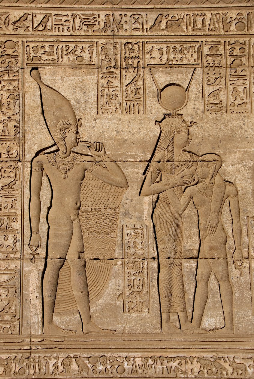 Egyptský starověk: Římská mammisi připomínající narození Ihyho, syna Hathor - Detail reliéfů a hieroglyfů: bohyně Isis - Hathor kojící svého syna Ihi (Ihy) a za ní další obraz Ihi s prstem v ústech, který naznačuje, že je A od Egyptian Ptolemaic Period