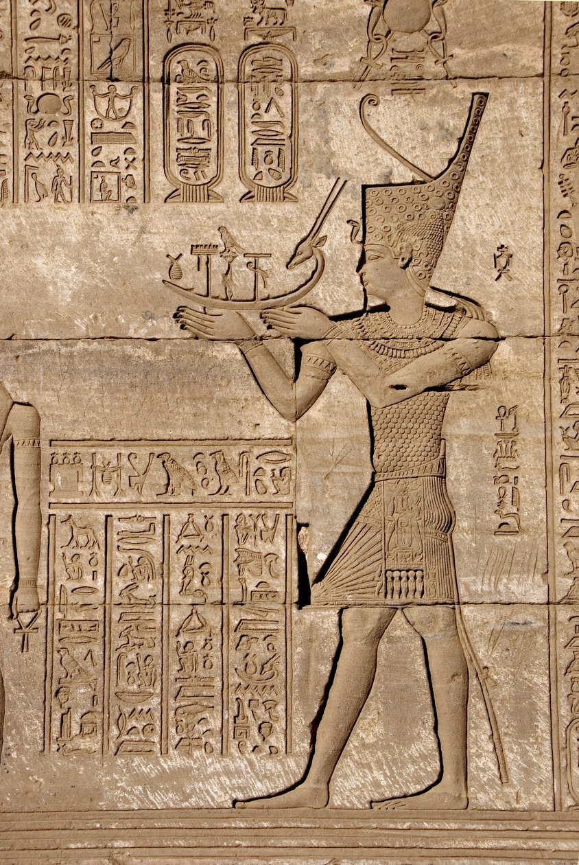 Egyptský starověk: Římské mammisi připomínající narození Ihyho, syna Isis - Detail reliéfů a hieroglyfů, Chrám Hathor, Denderah, Egypt - Egyptská civilizace: muž nesoucí symbolickou kůru, detail římské mammisi, připomínající narození od Egyptian Ptolemaic Period
