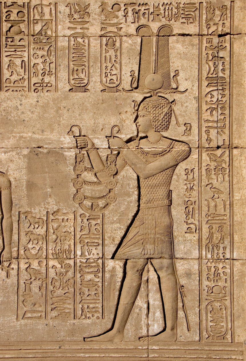 Egyptský starověk: Římské mammisi připomínající narození Ihyho, syna Isis - Detail reliéfů a hieroglyfů: Císař Trajan nesoucí obětiny bohyni Hathor - Chrám Hathor, Denderah, Egypt - Egyptská civilizace: Císař Trajan nesoucí od Egyptian Ptolemaic Period