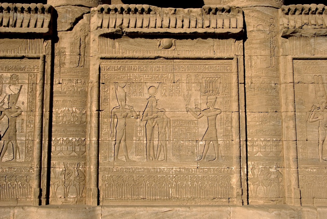 Egyptský starověk: Římské mammisi připomínající narození Ihyho, syna Isis. Chrám Hathor, Denderah, Egypt od Egyptian Ptolemaic Period