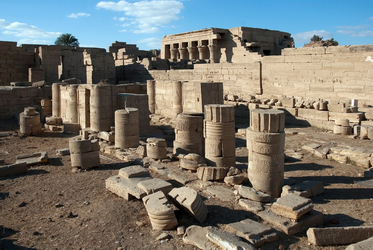 Egyptský starověk: sloupy chrámu zasvěcené Hathor, Dendera, Egypt od Egyptian Ptolemaic Period