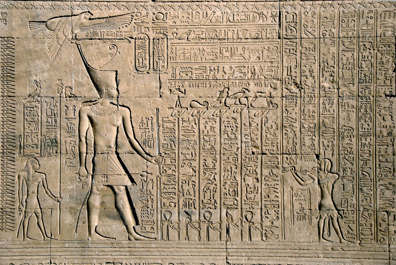Egyptský starověk: vnější reliéf s hieroglyfy. Chrám Hathor, Denderah, Egypt - egyptská civilizace: hierogyfy a postavy vytesané na stěně chrámu Hathor (nebo chrámu Tentyra) v Denderah, postaveného za vlády Pepiho I. (asi 2250 př. n. l.) - od Egyptian Ptolemaic Period