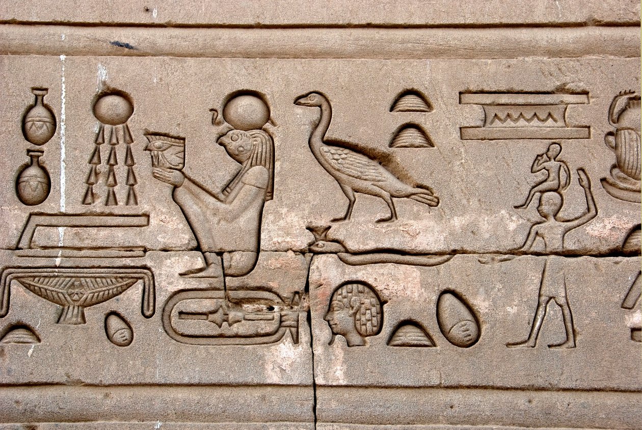 Egyptský starověk: hieroglyfy na východní stěně chrámu Hathor, Denderah, Egypt - Egyptská civilizace: hieroglyfy vytesané na stěně chrámu Hathor (nebo chrámu Tentyra) v Denderah, postaveného za vlády Pepiho I. (asi 2250 př. n. l.) - Dendera Templ od Egyptian Ptolemaic Period