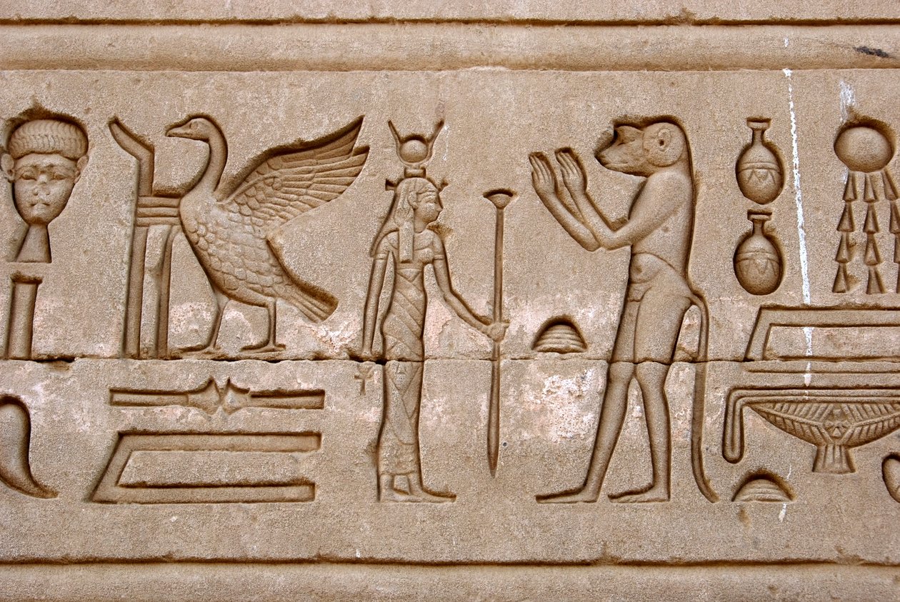 Egyptský starověk: hieroglyfy na východní stěně chrámu Hathor, Denderah, Egypt - Egyptská civilizace: hieroglyfy vytesané na stěně chrámu Hathor (nebo chrámu Tentyra) v Denderah, postaveného za vlády Pepiho I. (asi 2250 př. n. l.) - Dendera Templ od Egyptian Ptolemaic Period