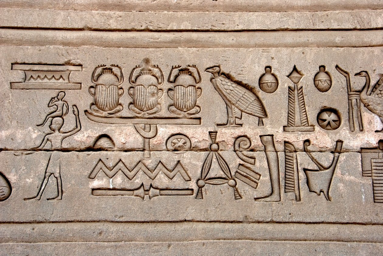 Egyptský starověk: hieroglyfy na východní stěně chrámu Hathor, Dendera, Egypt od Egyptian Ptolemaic Period