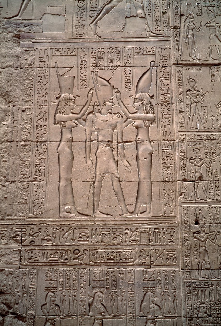 Egyptský starověk: nízký reliéf představující korunovaci krále Ptolemaia IV. Horův chrám, Edfu, Egypt od Egyptian Ptolemaic Period