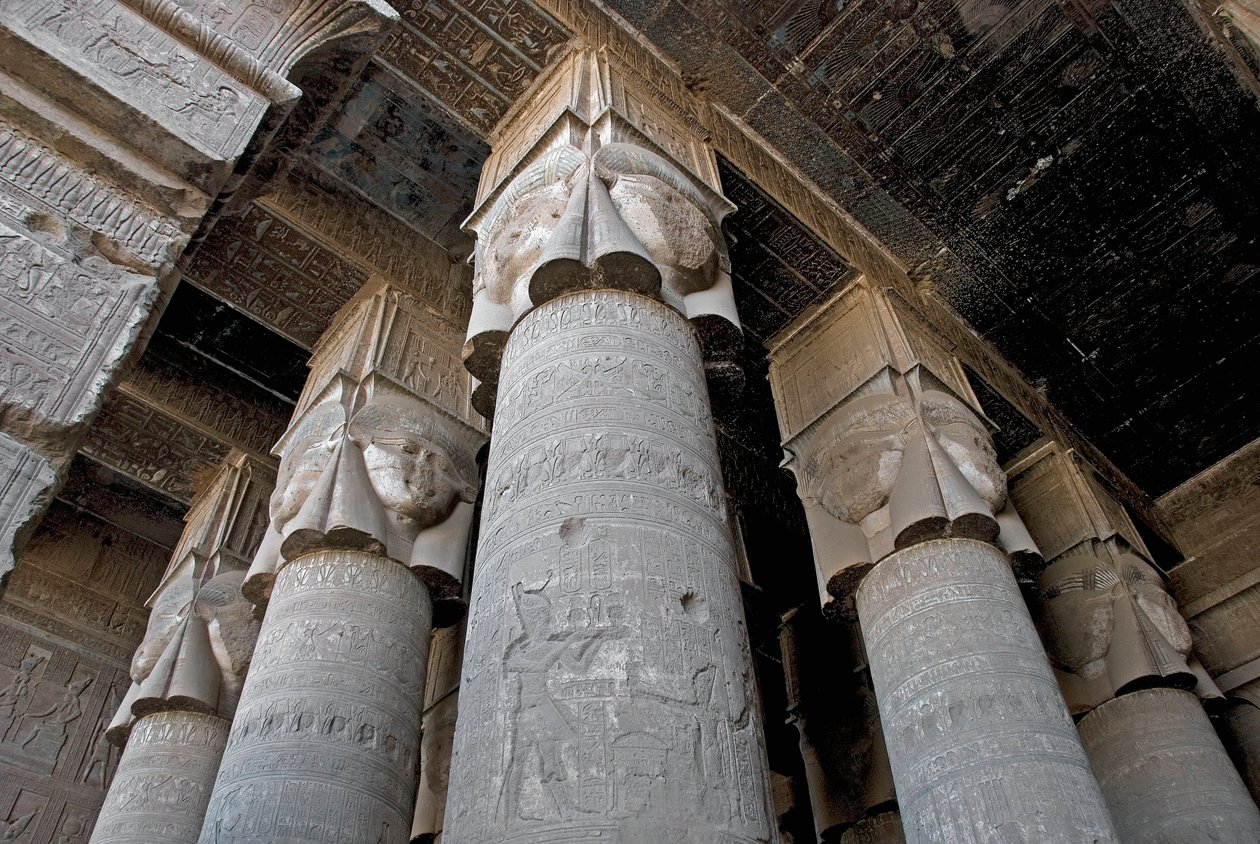 Egyptský starověk: částečný pohled na hypostylovou místnost se sloupy zdobenými vyobrazením bohyně Hathor. Chrám Hathor, Dendera, Egypt od Egyptian Ptolemaic Period
