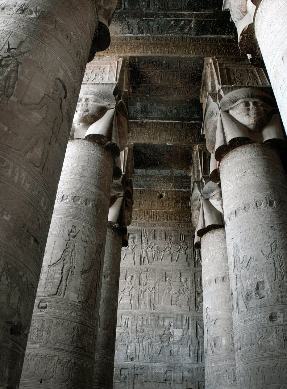 Egyptský starověk: částečný pohled na hypostylovou místnost se sloupy zdobenými vyobrazením bohyně Hathor. Chrám Hathor, Dendera, Egypt od Egyptian Ptolemaic Period