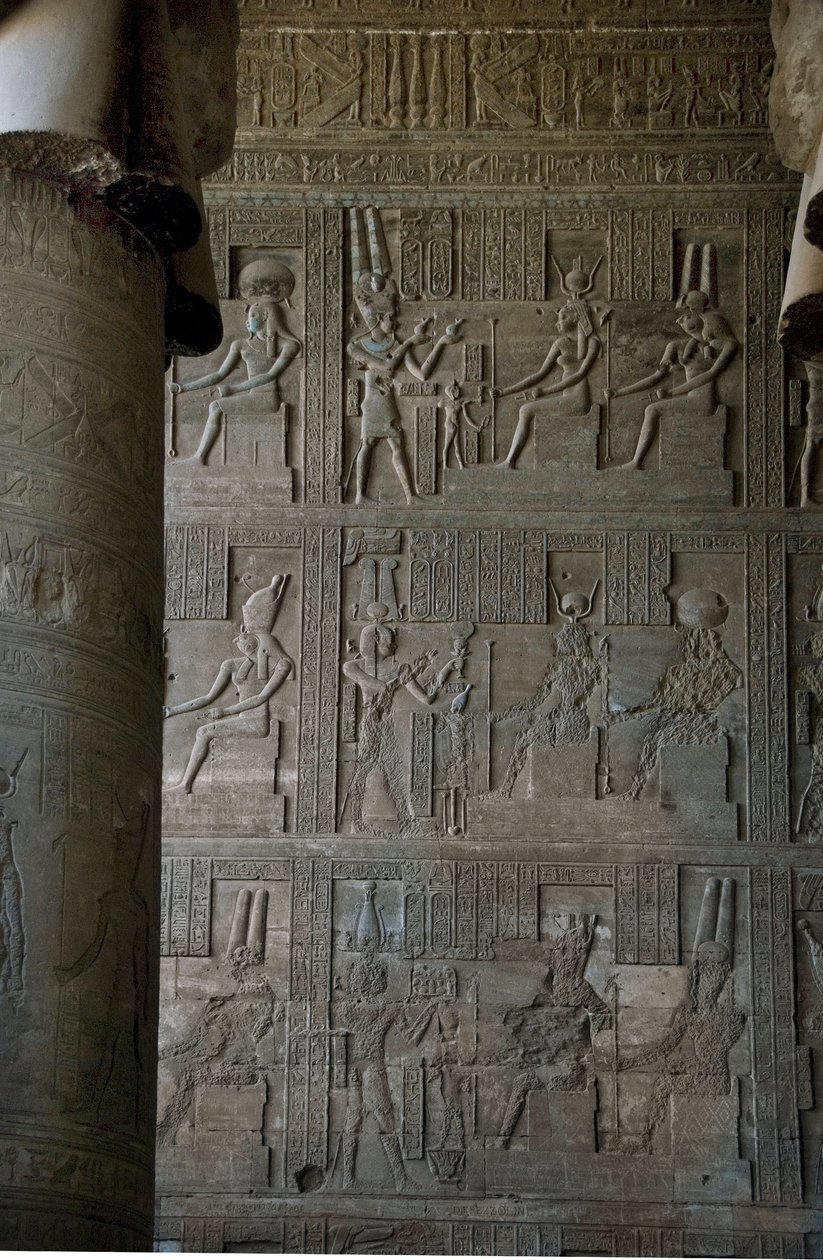 Egyptský starověk: reliéfy uvnitř hypostylové místnosti chrámu zasvěceného Hathoře, Dendera, Egypt od Egyptian Ptolemaic Period