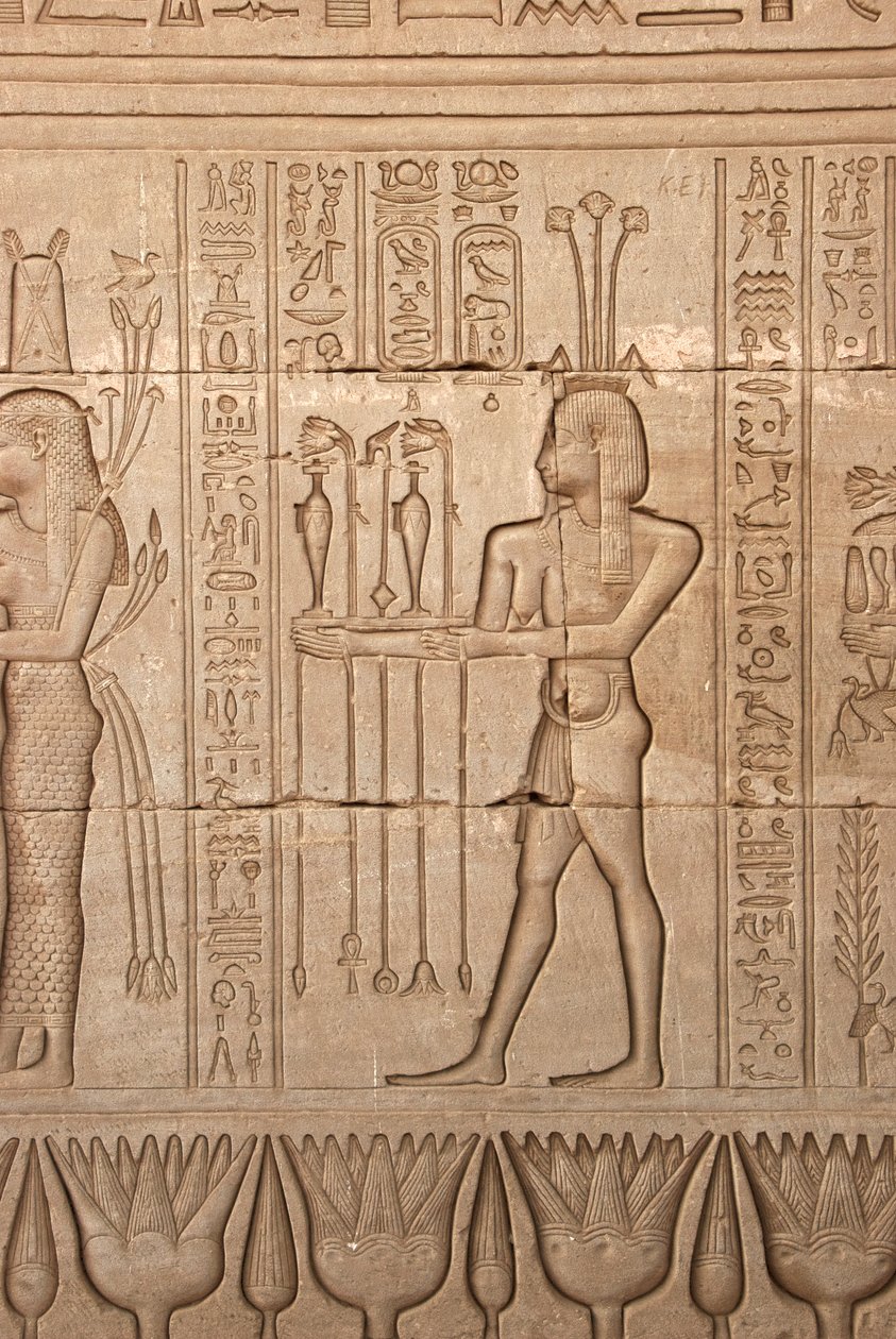 Egyptský starověk: zobrazení muže přinášejícího obětiny jako poctu bohyni, chrám Hathor, Dendera, Egypt od Egyptian Ptolemaic Period