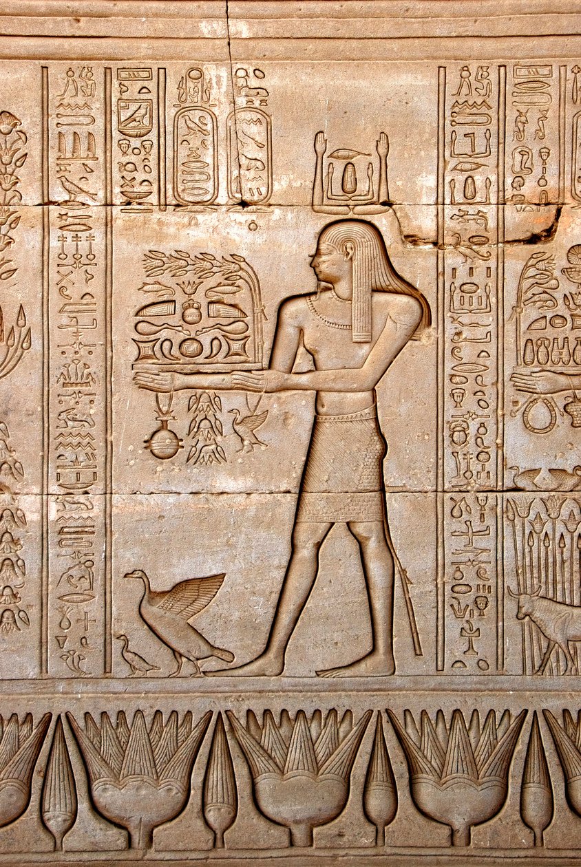 Egyptský starověk: zobrazení muže přinášejícího obětiny bohyni, chrám Hathor, Denderah, Egypt - egyptská civilizace: muž nesoucí obětiny bohyni Hathor, vytesaný na stěně chrámu Hathor (nebo chrámu Tentyra) v Denderah od Egyptian Ptolemaic Period