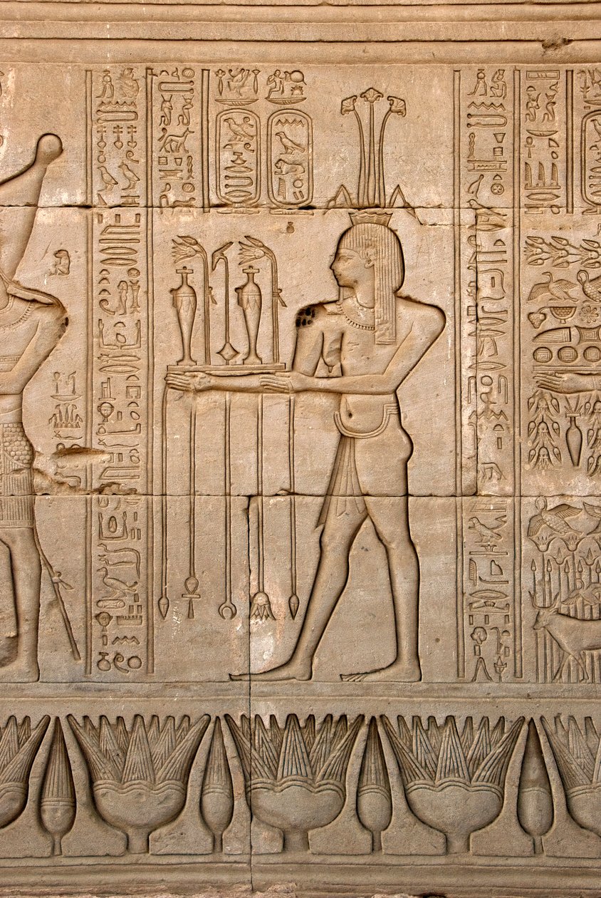 Egyptský starověk: zobrazení boha Nilu, Hapy a hieroglyfů, chrám Hathor, Denderah, Egypt - egyptská civilizace: bůh Nilu Hapy a hieroglyfy vytesané na stěně chrámu Hathor (neboli chrámu Tentyry) v Denderah, od Egyptian Ptolemaic Period