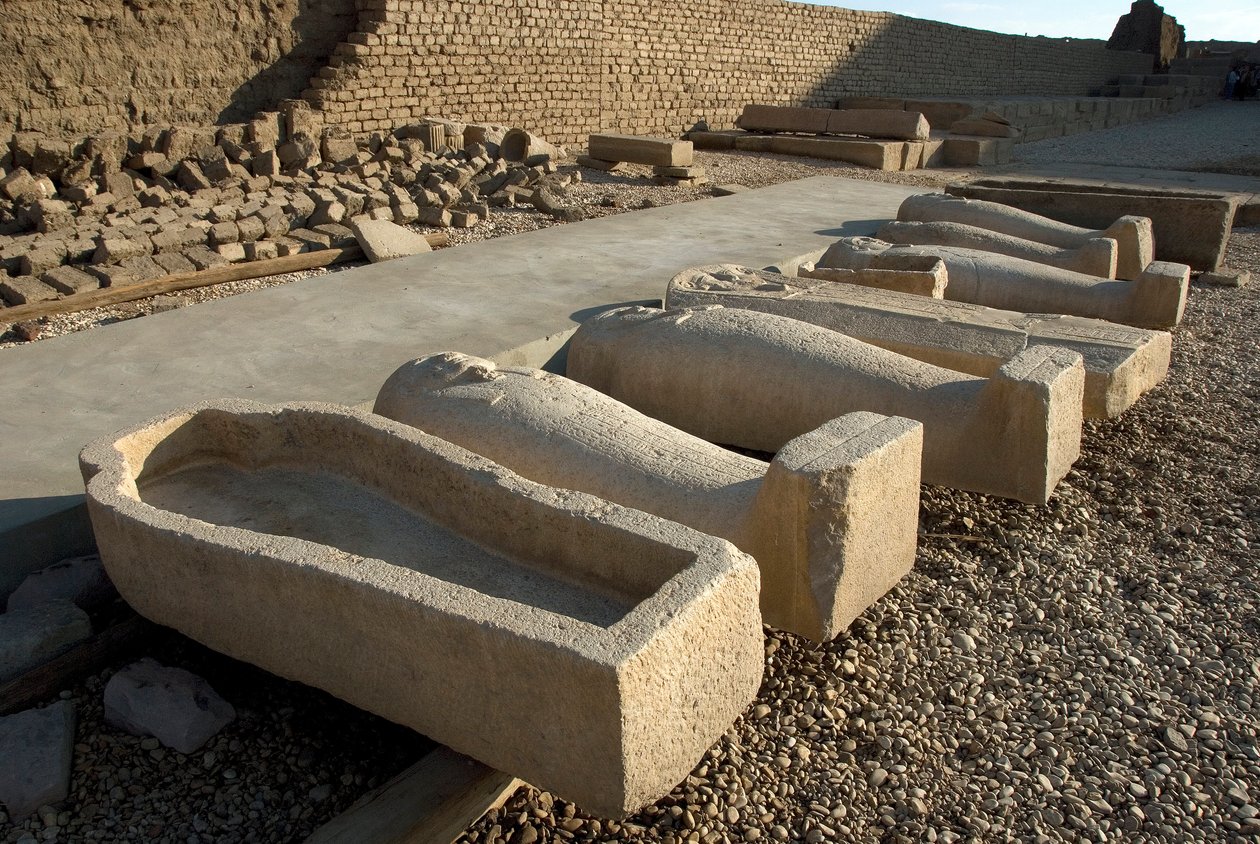 Egyptský starověk: místo sarkofágu na jednom z nádvoří chrámu Hathor, Dendera (Denderah), Egypt od Egyptian Ptolemaic Period