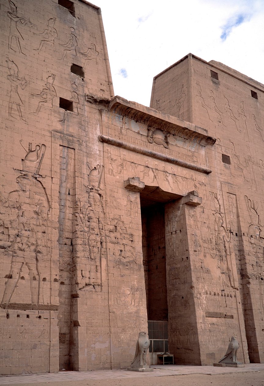 Egyptský starověk: pohled na vchod do chrámu Edfu (Edfu) zasvěceného božskému Horovi a postaveného v letech 237 až 57 před naším letopočtem. Egypt od Egyptian Ptolemaic Period