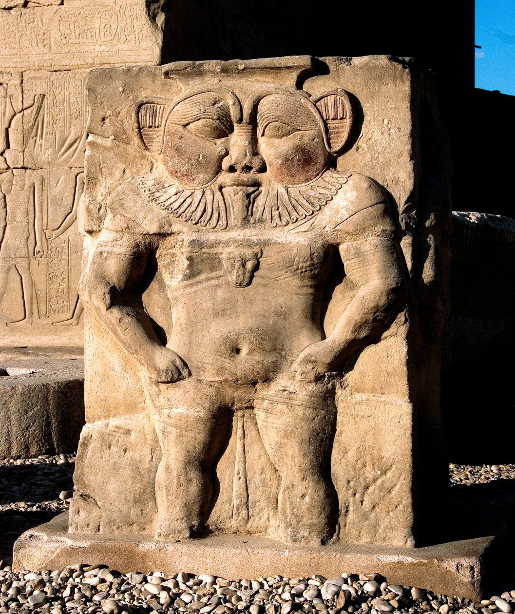 Egyptské starožitnosti: božstvo Bes. Detail nízkého reliéfu chrámu zasvěceného bohyni Hathor. Chrám Hathor, Dendera (Dendera), Egypt od Egyptian Ptolemaic Period