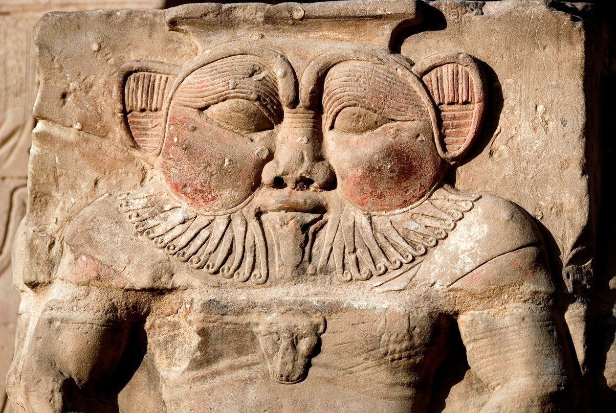 Egyptská antiquitis: božstvo Bes. Detail nízkého reliéfu chrámu zasvěceného bohyni Hathor. Chrám Hathor, Dendera od Egyptian Ptolemaic Period