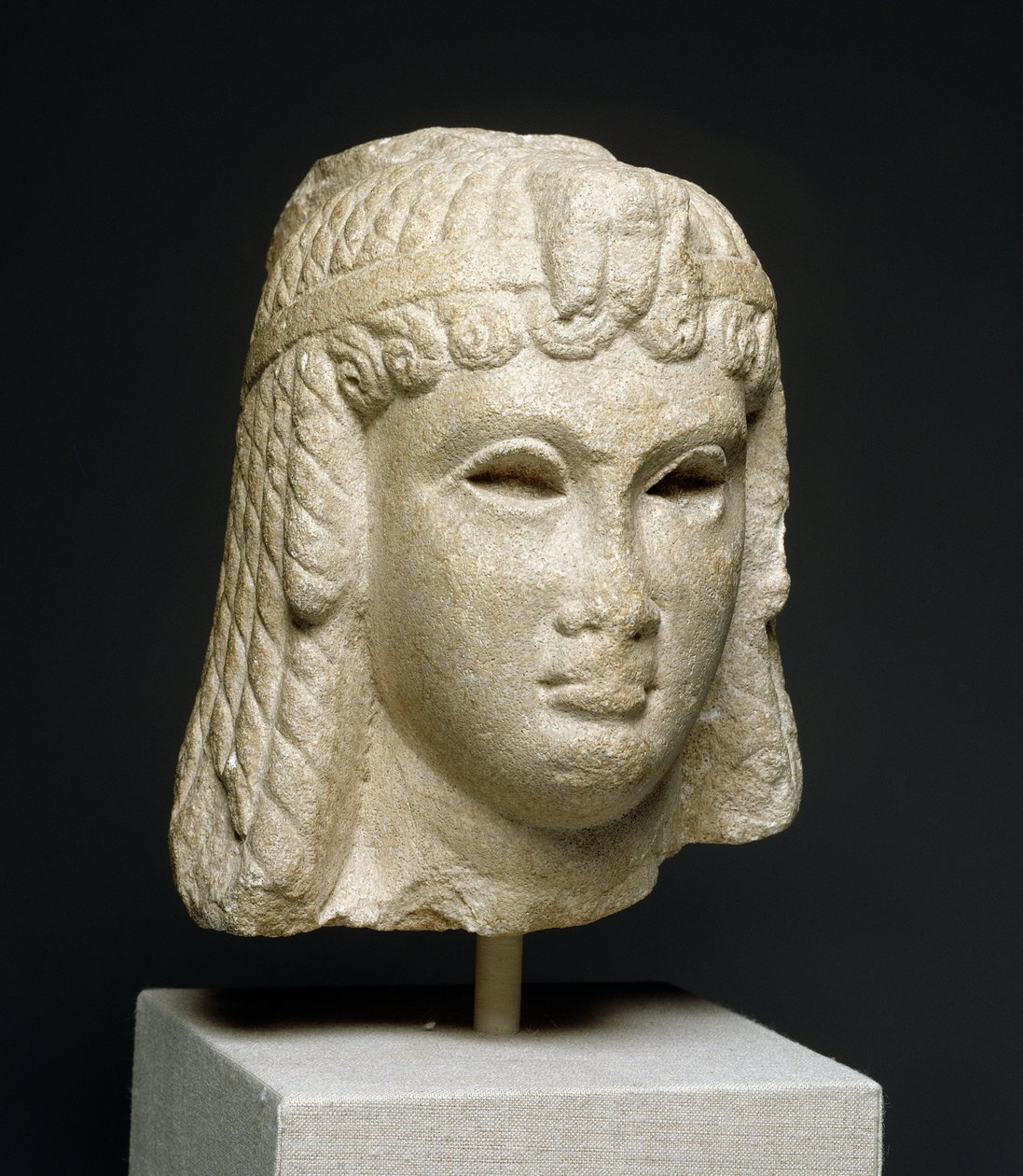 Hlava královny s těžkou parukou, možná Kleopatra VII (69-30 př.nl) (mramor) od Egyptian Ptolemaic Period