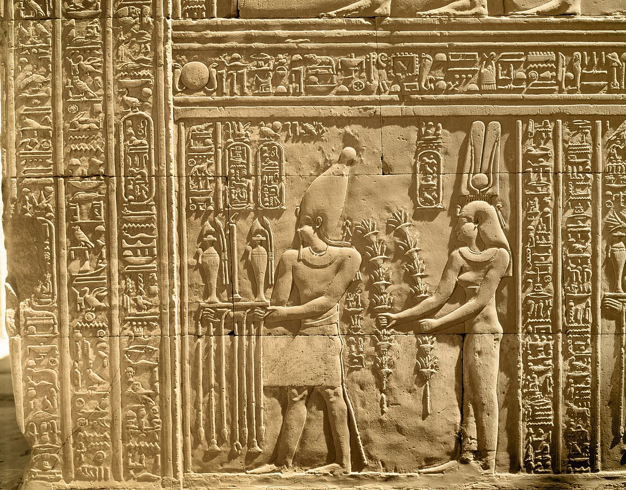 Reliéf zobrazující Ptolemaia VIII. Euergetes II (Physkon) a Kleopatra III přinášející oběti bohům od Egyptian Ptolemaic Period