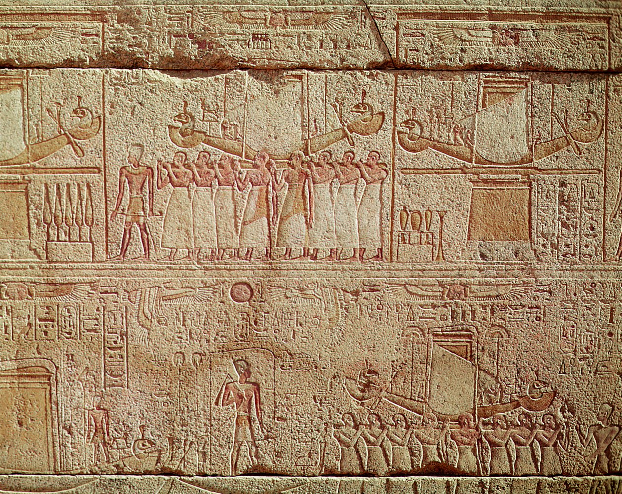 Reliéf zobrazující posvátné lodě nesené kněžími v procesí ze svatyně Filipa Arrhidaea (323–317 př. n. l.) Makedonská dynastie (žula) od Egyptian Ptolemaic Period
