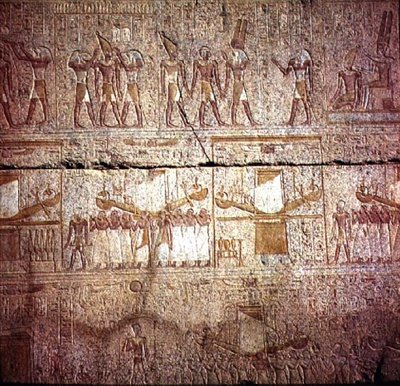 Reliéf zobrazující posvátné lodě nesené kněžími v procesí ze svatyně Filipa Arrhidaea (323–317 př. n. l.) Makedonská dynastie (žula) od Egyptian Ptolemaic Period