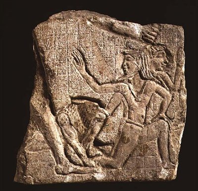 Sochařův model zobrazující krále se lvem, který bije nepřátele, cca 400-201 př.nl (vápenec) od Egyptian Ptolemaic Period
