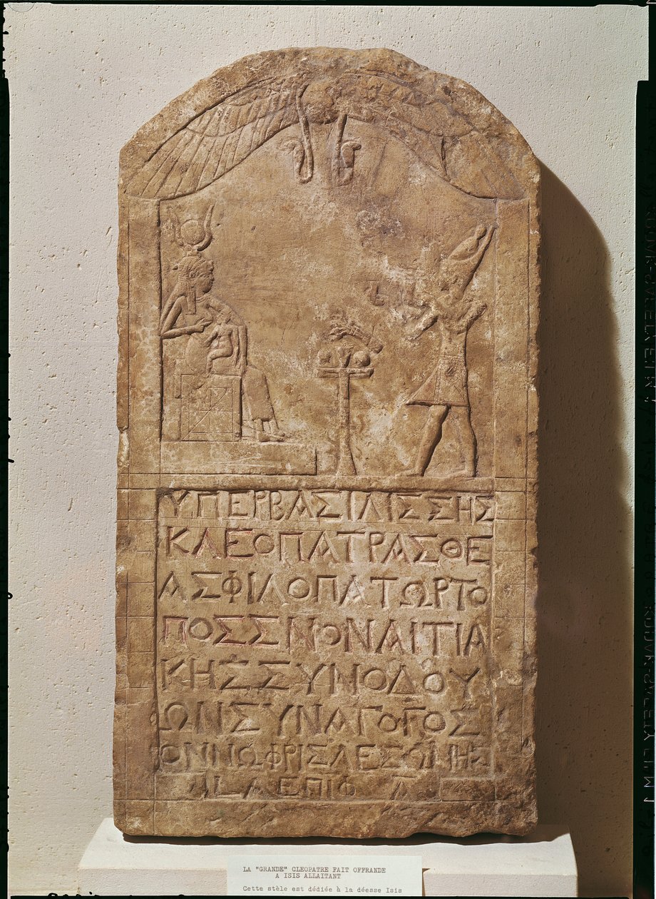 Stéla věnovaná Isis zobrazující Kleopatru VII (69-30 př. n. l.), jak obětuje Isis kojící svého syna Hora, 51 př. n. l. (vápenec) od Egyptian Ptolemaic Period