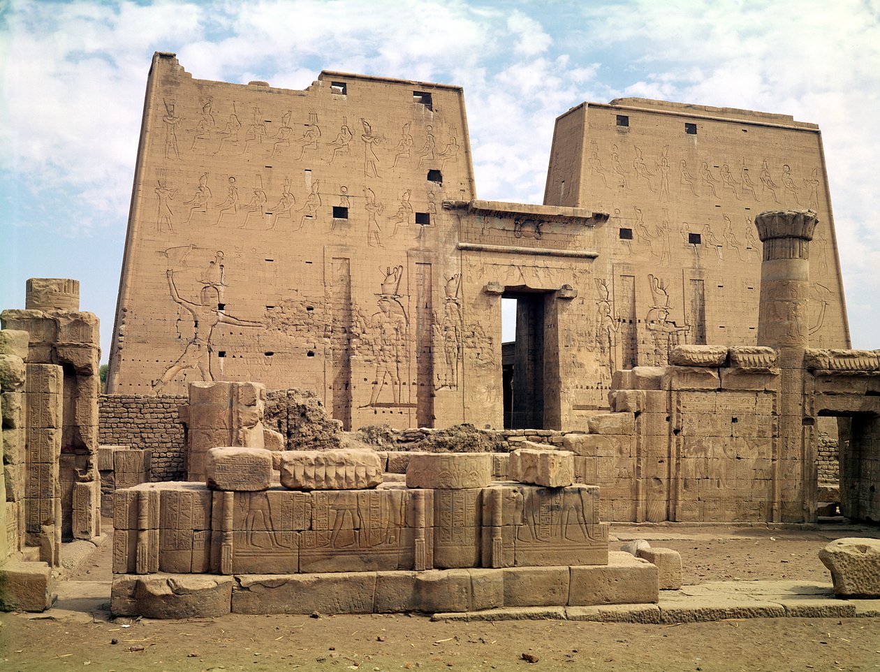 Pohled na první pylon Horova chrámu od Egyptian Ptolemaic Period