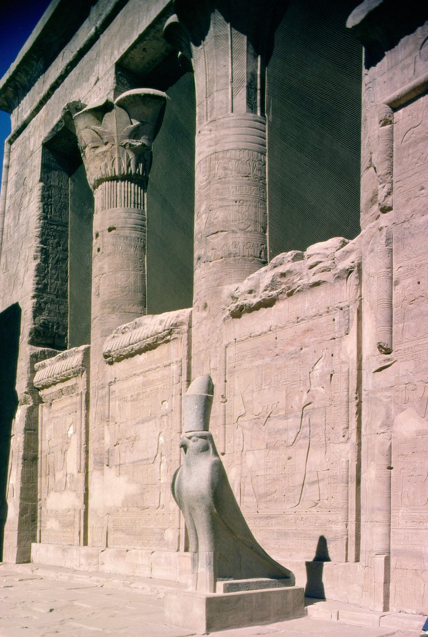 Pohled na pískovcové průčelí Horova chrámu od Egyptian Ptolemaic Period