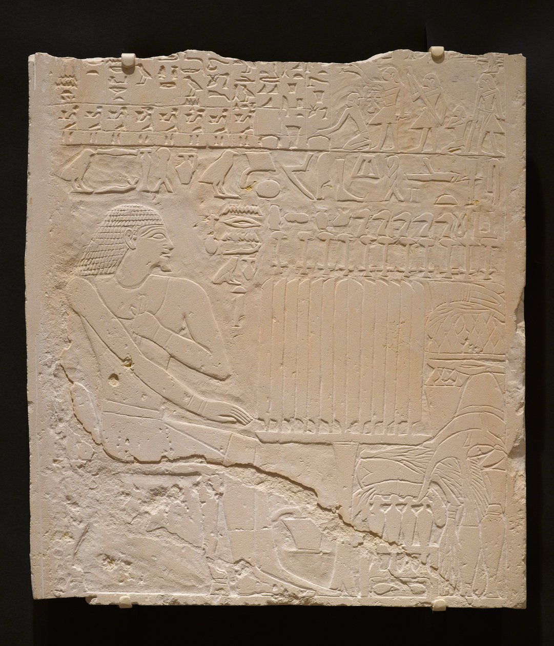 Reliéf z hrobky Khnumti, asi 2345-2184 př. n. l. (bílý vápenec) od Egyptian School