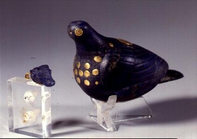 Votivní holubice a přívěsek v podobě hlavy býka, ze Susa, jihozápadní Írán, cca 1150 př. n. l. (lapis lazuli a zlato) (viz také 214127) od Elamite