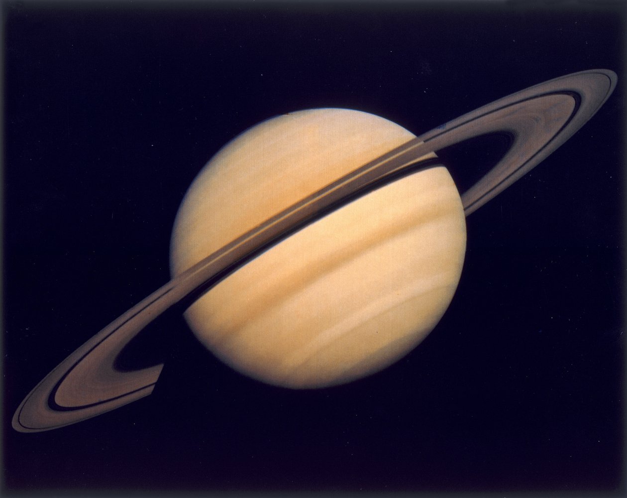 Saturn a jeho prstence, fotografoval Voyager 1 od Nicolas d
