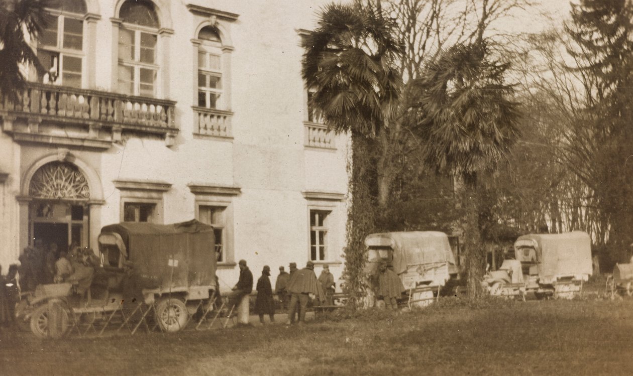 Album první světové války ve Friuli-Venezia Giulia: příjezd sanitky se zraněnými do Villa Brazzà, domov 17 válečné nemocnice v Soleschiano Manzano, 25. 11. 1915 (černobílá fotografie) od Elena Bianconcini