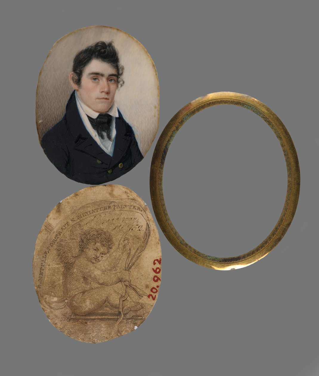 Portrét Johna Hasletta M.D., kolem roku 1822 (wc na portrétu ze slonoviny, tištěná vizitka (podkladový papír) a mosazná vložka a čočka) od Eliab Metcalf