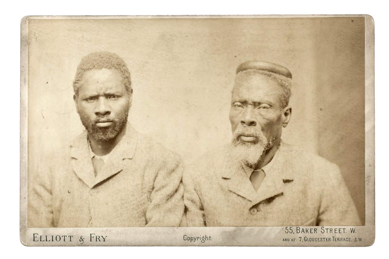 Dva muži Zulu, Londýn, kolem roku 1882 (tisk alba) od Elliott und Fry Studio