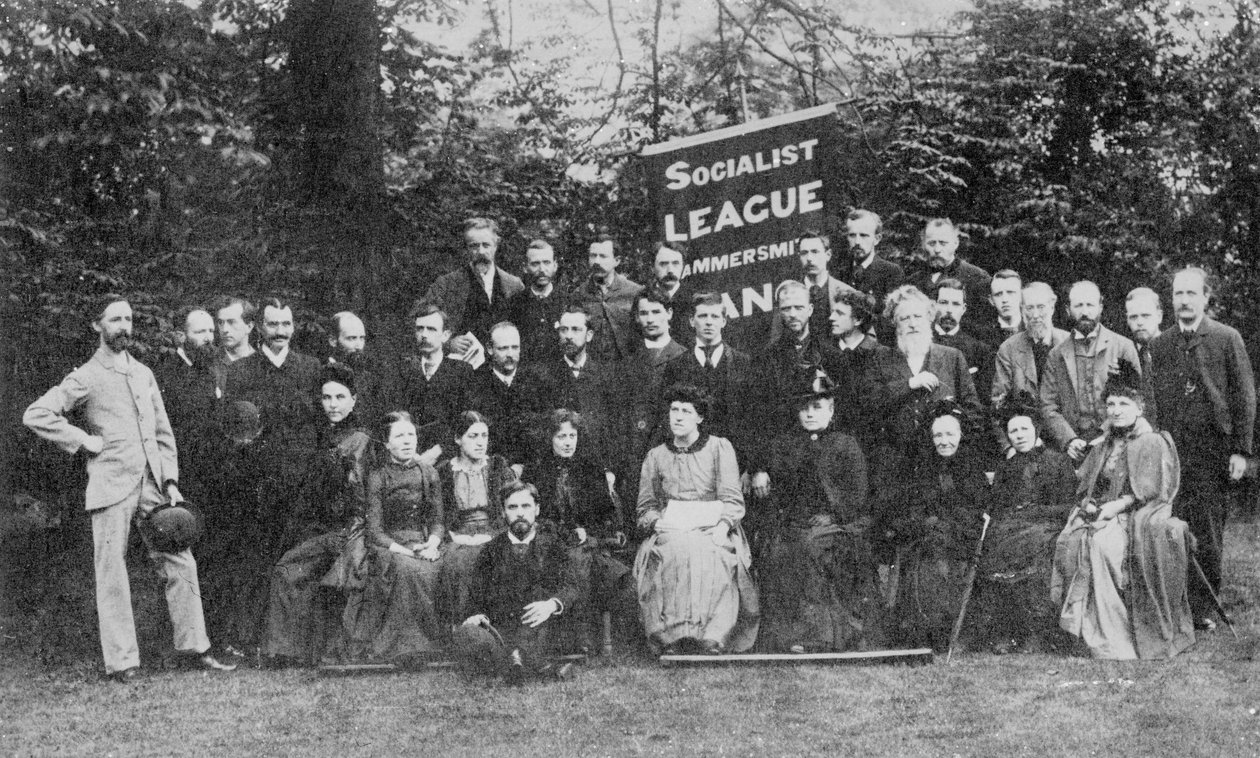 William Morris a Hammersmith Socialist League, kolem roku 1885 (černobílá fotografie) od Emery Walker