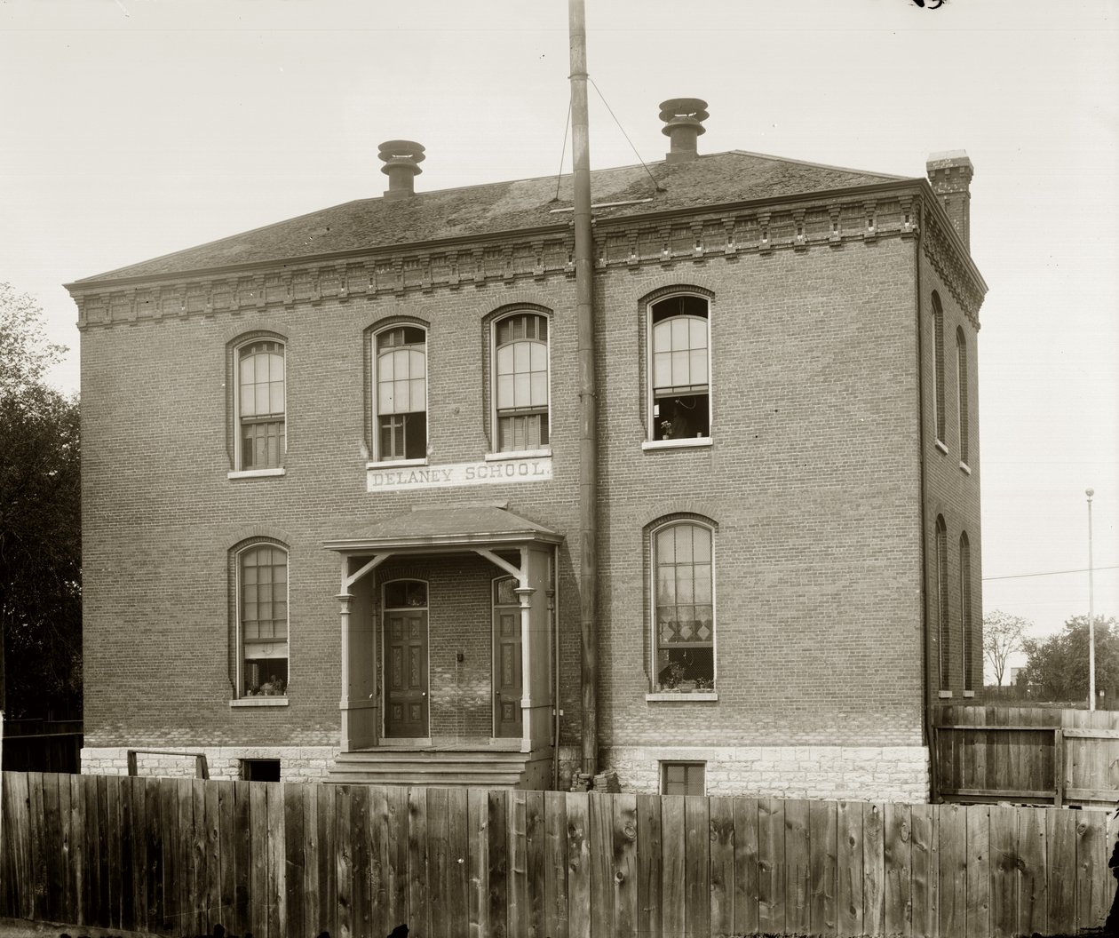 Delaney School pre-1911. Virginia Avenue a Bowen Street. (Nazývá se také Barevná škola č. 6). od Emil Boehl