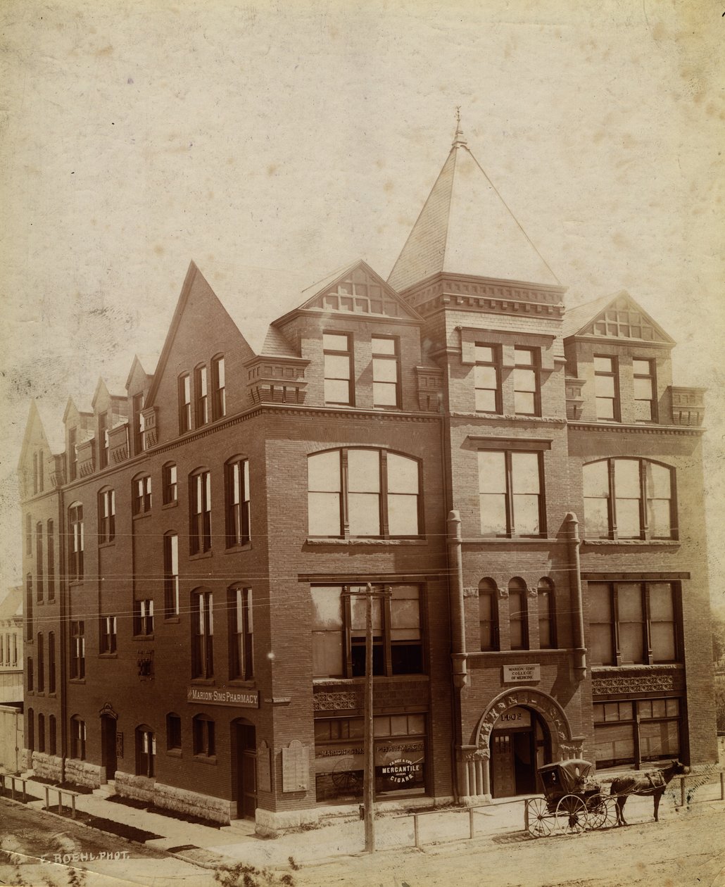 Marion Sims Medical College, South Grand Avenue a Caroline Street od Emil Boehl