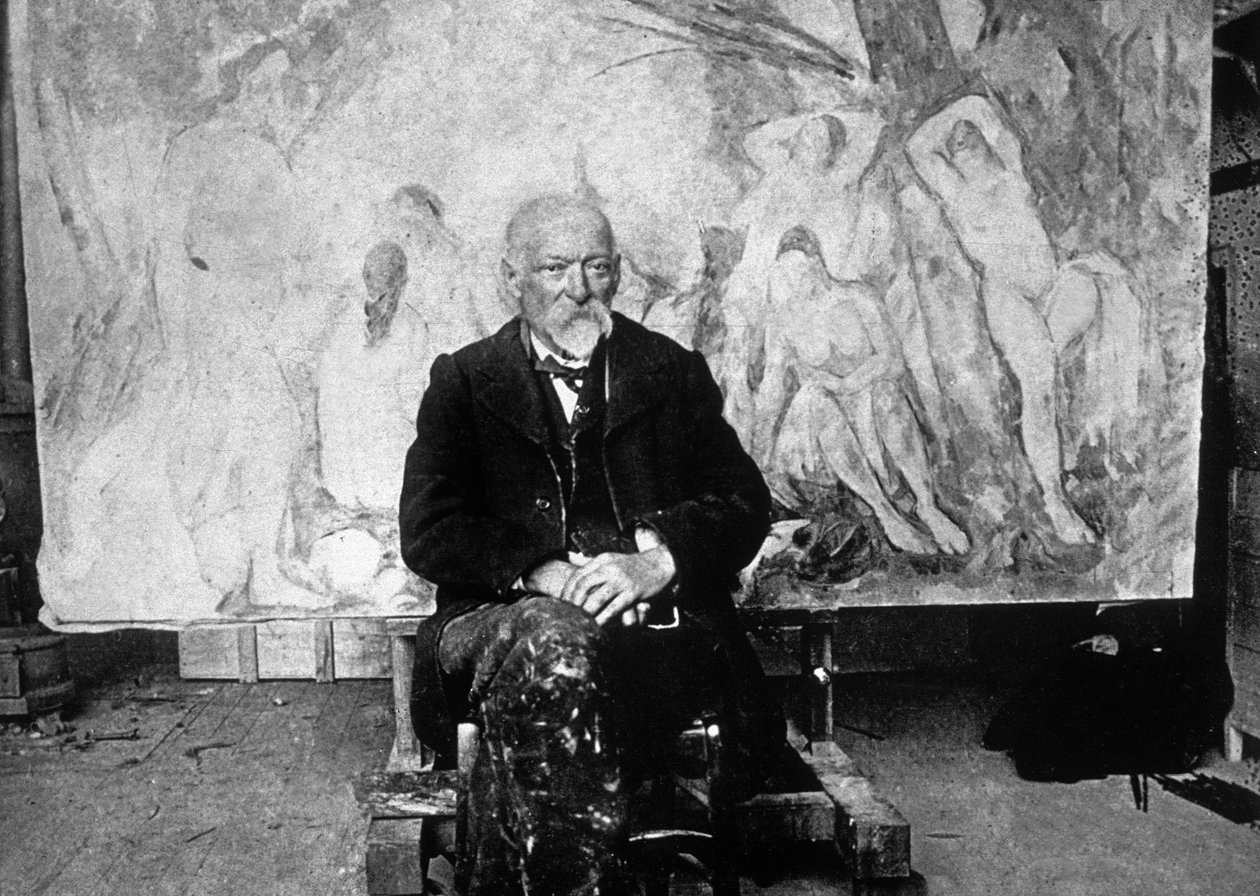 Paul Cezanne (1839-1906) francouzský malíř v roce 1904 před jedním ze svých pláten zobrazujících plavce (č/b foto) od Emile Bernard